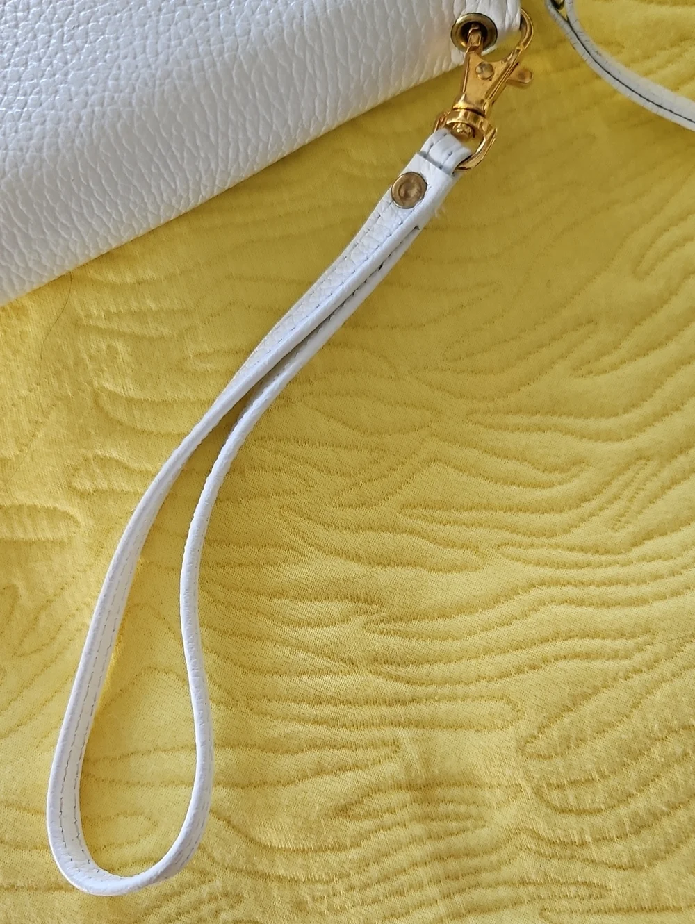 CLASSICO Off White Pebbled Vegan Wristlet NWOT